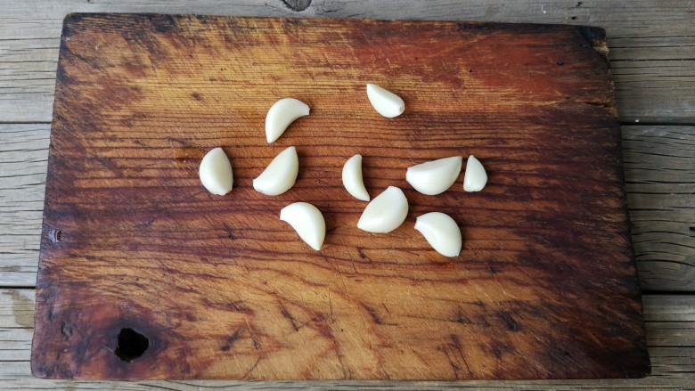 豆角烧茄子(少油健康版),蒜去皮去蒂。