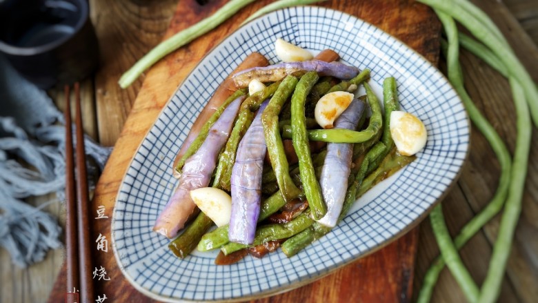 豆角烧茄子(少油健康版),这道豆角烧茄子里全是素菜,没有加入肉类食材,味道依旧很不错,甚至比大鱼大肉还要开胃。喜欢吃辣的朋友们还可以加点小米辣哦。