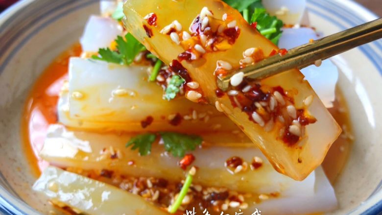 自制凉粉,再撒上适量香菜,美味的凉粉做好了,超级爽滑Q弹,香辣美味,喜欢的朋友赶紧收藏起来吧。