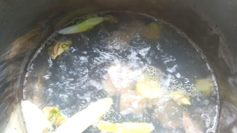 番茄虾仁玉米土豆浓汤,放入开水中加入葱,姜,料酒焯水