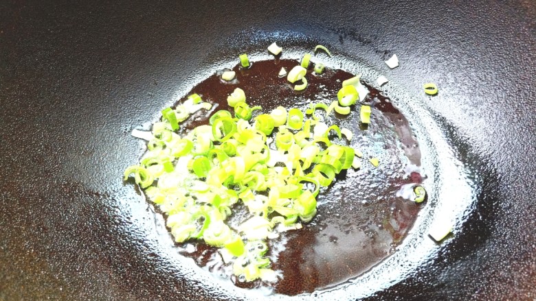 番茄虾仁玉米土豆浓汤,起锅烧油,爆香葱花