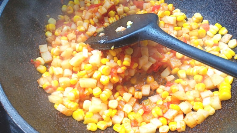 番茄虾仁玉米土豆浓汤,倒入少许<a style='color:red;display:inline-block;' href='/shicai/ 788'>生抽</a>,盐