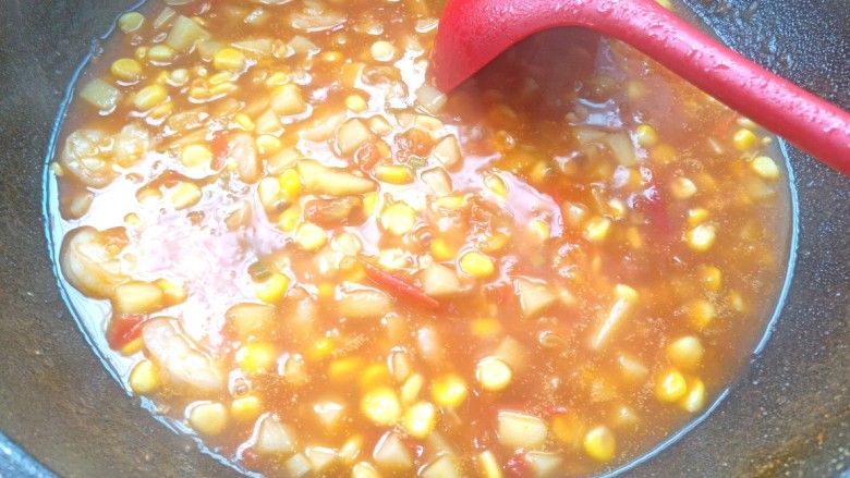 番茄虾仁玉米土豆浓汤,倒入水淀粉,烧至浓稠出锅