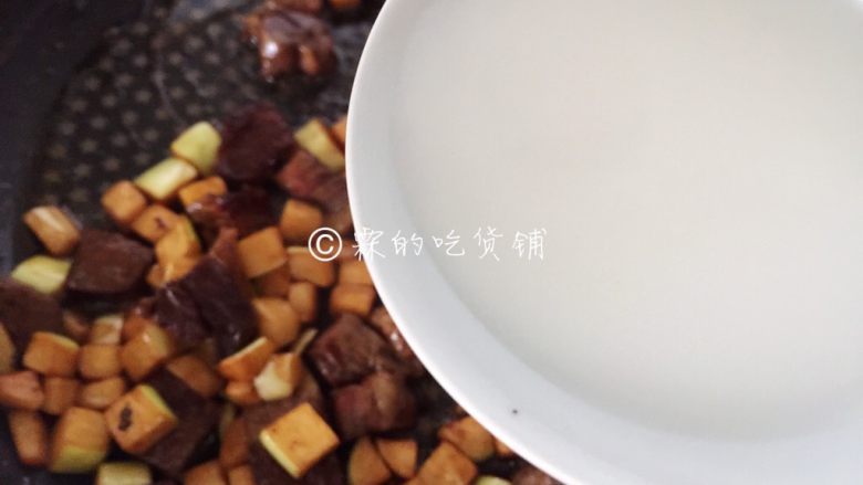 茭白牛排粒,最后勾下芡。