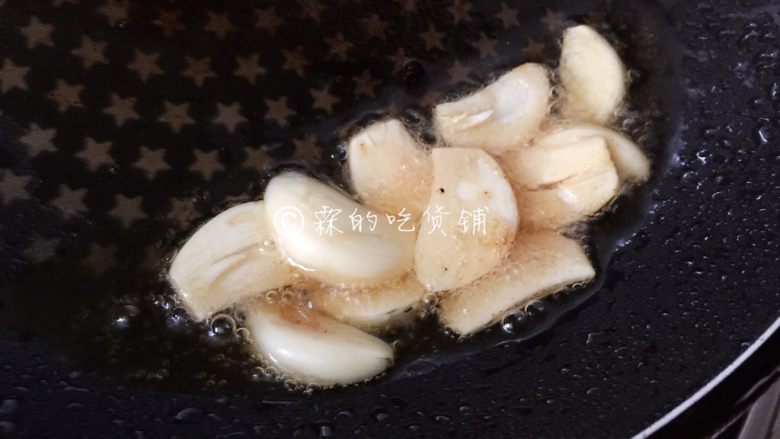 茭白牛排粒,油锅里炸香,盛出备用。