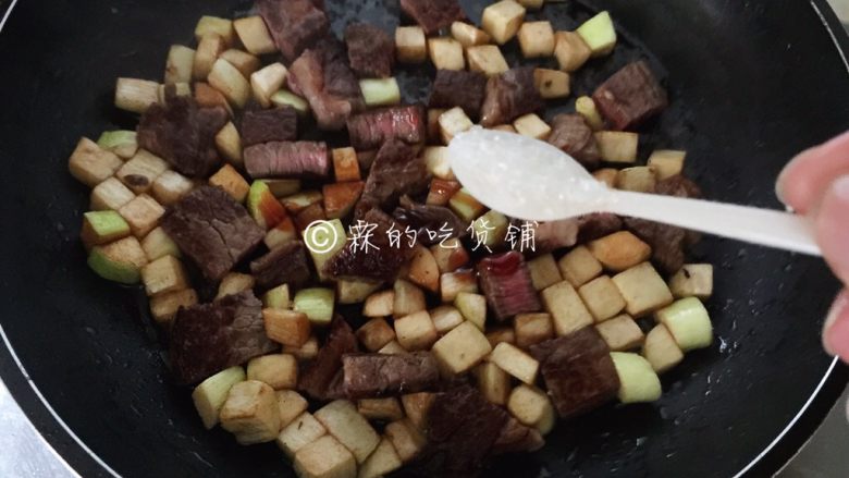 茭白牛排粒,还有白<a style='color:red;display:inline-block;' href='/shicai/ 10588'>糖</a>,翻炒均匀。