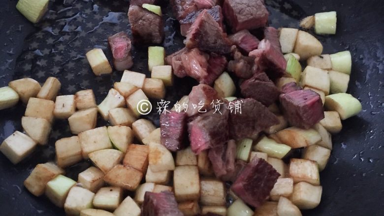 茭白牛排粒,起油锅,先把茭白丁放入煸炒至变色,随后下牛排。