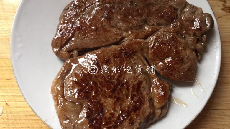 茭白牛排粒,牛排煎至两面都变色,不需要煎熟。