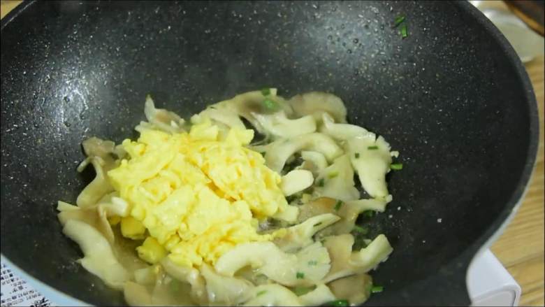 鲜美嫩滑,营养健康零难度,鸡蛋回锅再加少许盐调味即可。