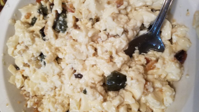 皮蛋豆腐,搅拌均匀