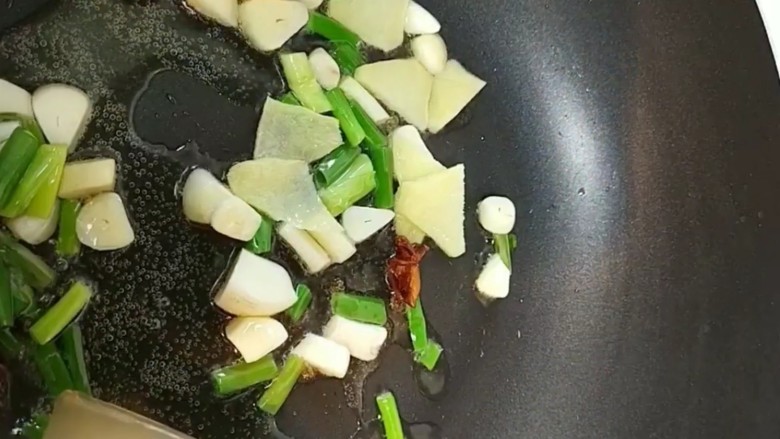红烧鱼鸟蛋,放入葱姜蒜,花椒大料炒香