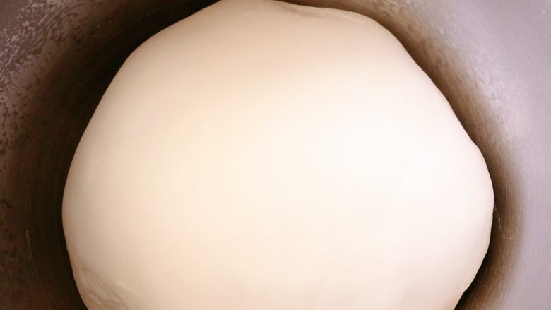 老面大碱馒头,揉成光滑的面团发酵两倍大,天气暖和7-8个小时