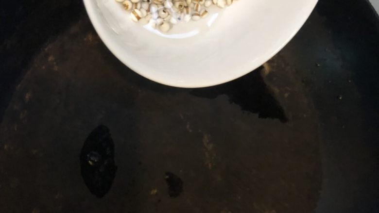 冬瓜薏米排骨汤,把锅烧干,小火,倒入薏米,翻炒
