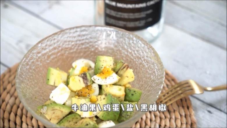 一学就会的低脂健康沙拉,
『食材』
牛油果/鸡蛋/盐/黑胡椒