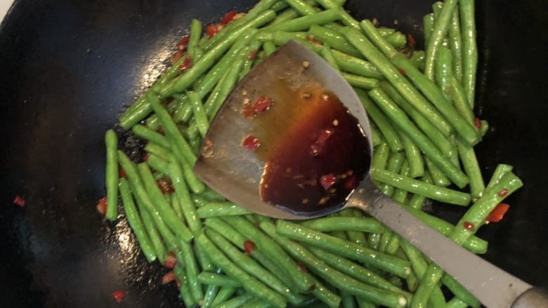 素炒豆角,再加入适量<a style='color:red;display:inline-block;' href='/shicai/ 692'>酱油</a>,翻炒均匀