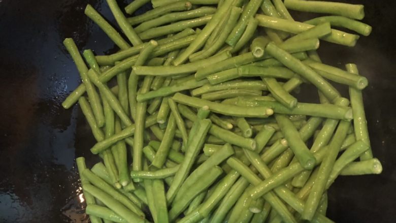 素炒豆角,油热后放入豆角,翻炒片刻