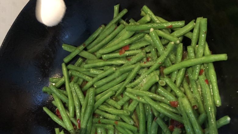素炒豆角,加入适量盐巴,翻炒