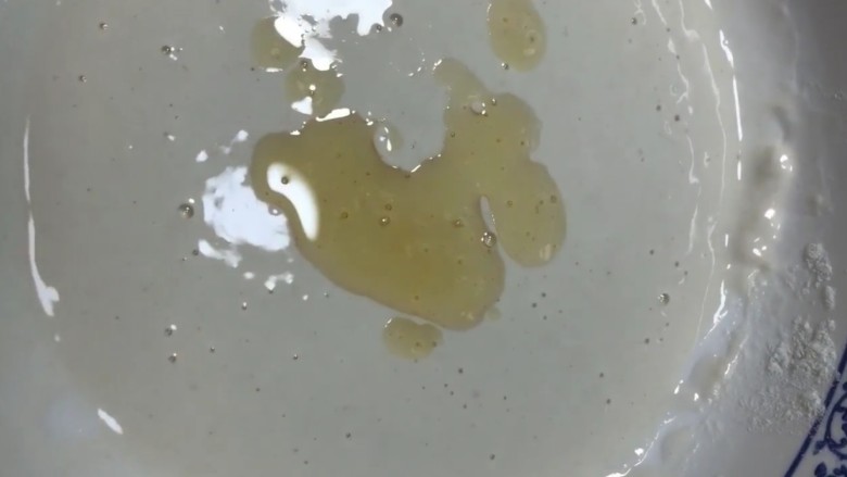 金桔咕咾肉,搅拌成酸奶糊后，加少许食用油