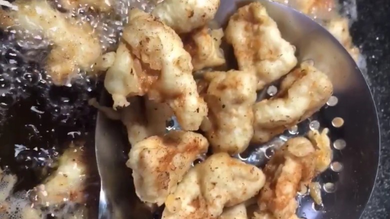 金桔咕咾肉,炸至酥脆捞出控油