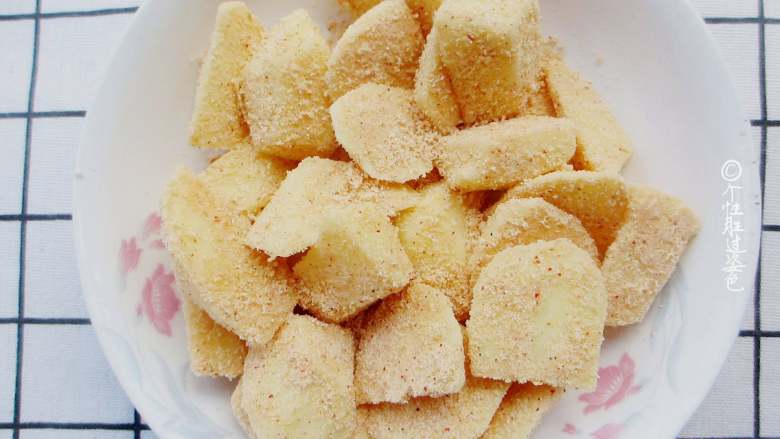 粉蒸排骨,土豆裹上<a style='color:red;display:inline-block;' href='/shicai/ 838'>蒸肉粉</a>,在盘子底码整齐