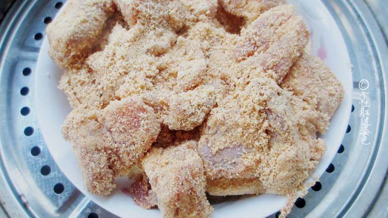 粉蒸排骨,锅内放水烧开,放一个蒸架,把裹好蒸肉粉的排骨放盆子里,放在蒸架上转小火蒸一个小时。时间差不多时。