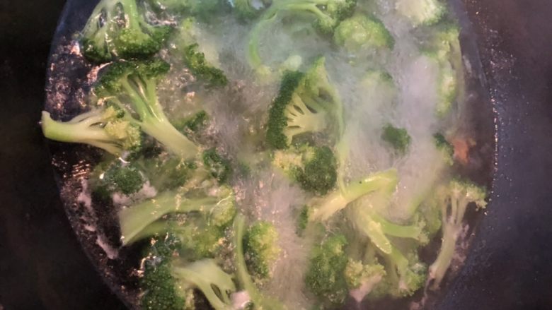 白灼西兰花,咕噜咕噜煮几分钟,感觉有点软软的就可以起锅了