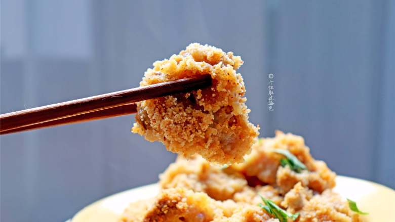 粉蒸排骨,蒸排骨鲜香可口,咬开后里面鲜嫩多汁,非常的好吃