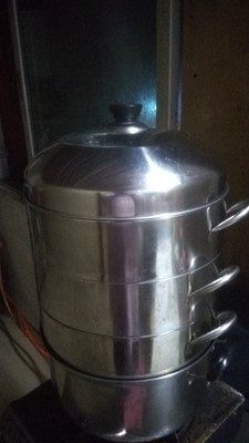 粉蒸排骨,关火,用筷子戳一下排骨能轻松穿过,这样蒸非常的酥烂好吃,如果喜欢吃有些嚼劲的,时间上可少蒸一会儿。