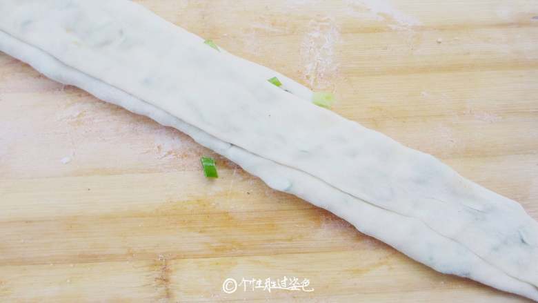 香葱味手撕饼,像折扇子一样叠在一起,折叠好从面条的一头往里卷.一边抻长一边卷,拽的越长,层次越多