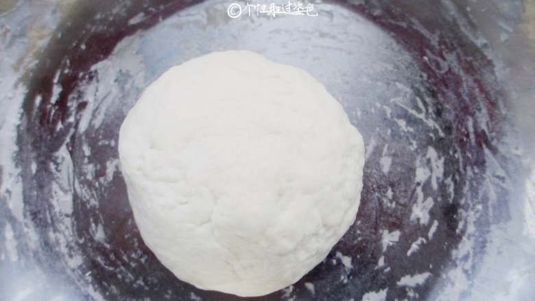 香葱味手撕饼,用手轻轻揉一揉,会很粘手,不要紧稍微整理成团就行,表面涂抹一层植物油,盖上保鲜膜饧半个小时
