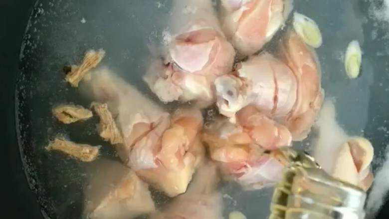 家庭版红烧鸡腿,凉水下锅加葱姜，料酒煮出血沫