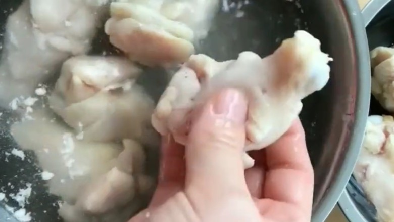 家庭版红烧鸡腿,捞出冲洗干净控水