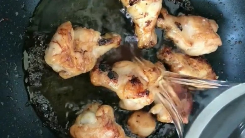 家庭版红烧鸡腿,翻炒上色加适量的水