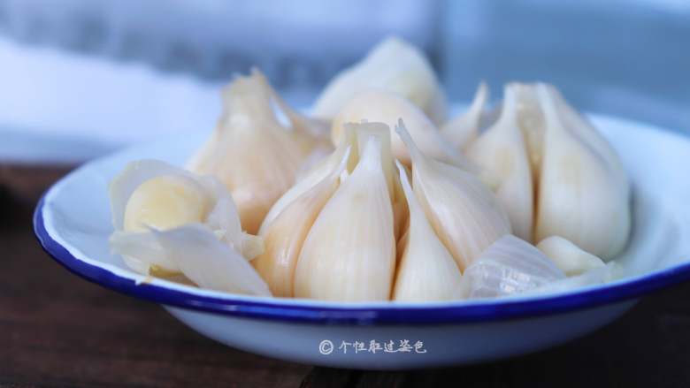 自制糖蒜,这样腌好的糖蒜放一年都不会坏的,也可以少放点酱油腌制