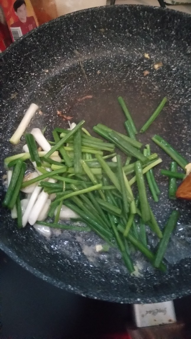 土豆闷鸡块套餐,下葱段,炒至微微有些糊,