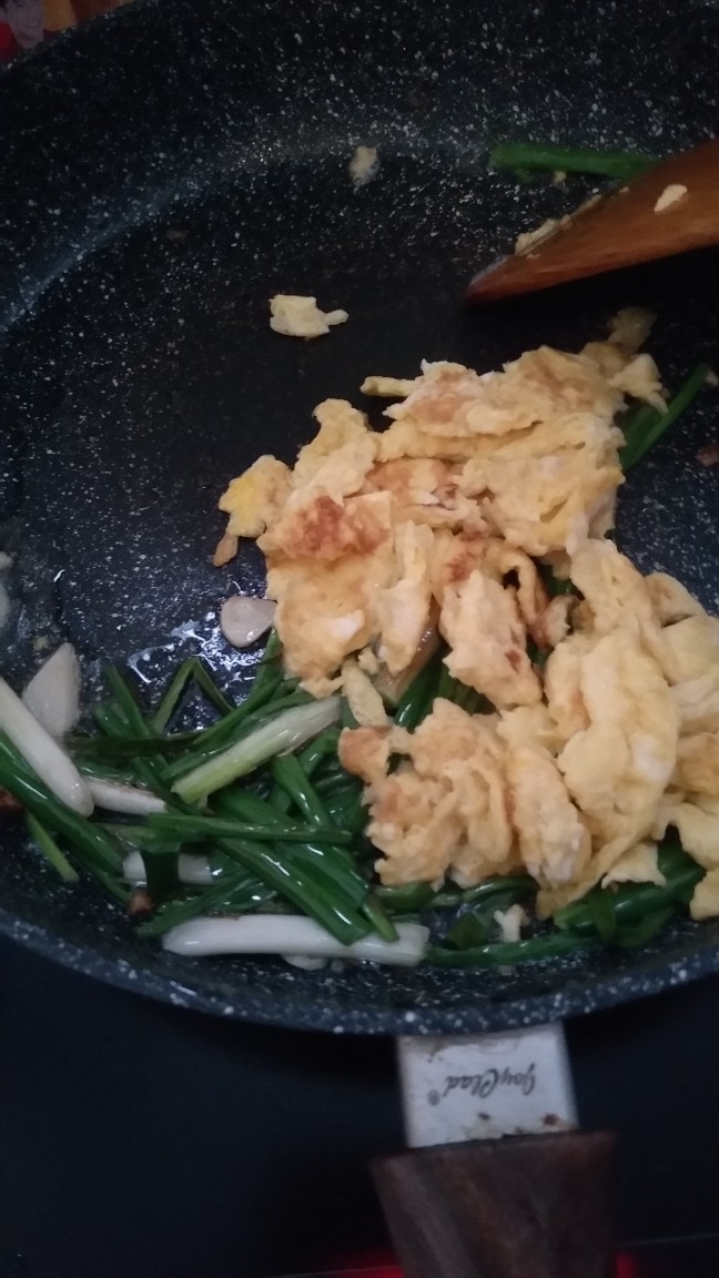 土豆闷鸡块套餐,下炒好的鸡蛋,翻炒几下,转小火(不然会糊),+少许盐,不要放多了,会咸。