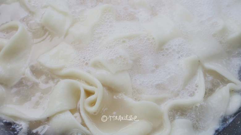 大碗宽面,.取一条面,然后拉起长条的两端,抻开,上下摔,并向两边拉开,面会越来越薄,醒好的面会很容易抻开,且不易断。3厘米宽的裤带面完美显现,水开后下扯好得面条,开盖煮2分钟左右