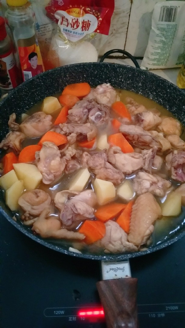 土豆闷鸡块套餐,倒入清水,没过鸡块(我的水就加少了,最后又加的)。