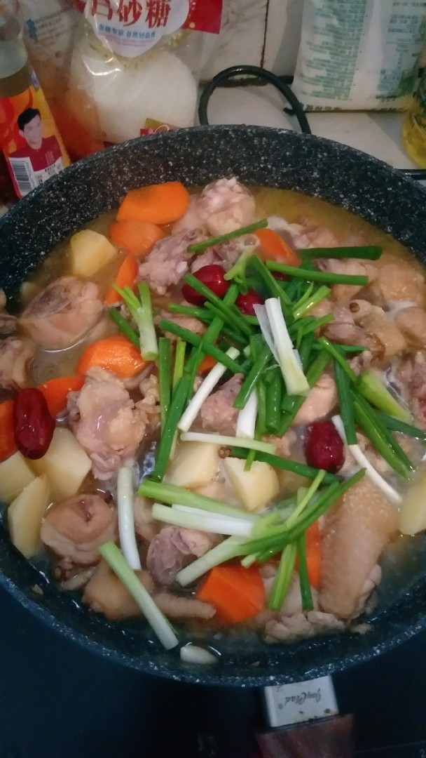 土豆闷鸡块套餐,放上葱段,再闷10分钟
