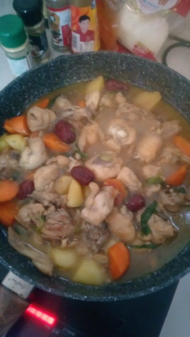 土豆闷鸡块套餐,淋入2勺生抽(老抽更好),翻动均匀,盖盖子闷5分钟。尝一下胡萝卜,熟了就可以了。