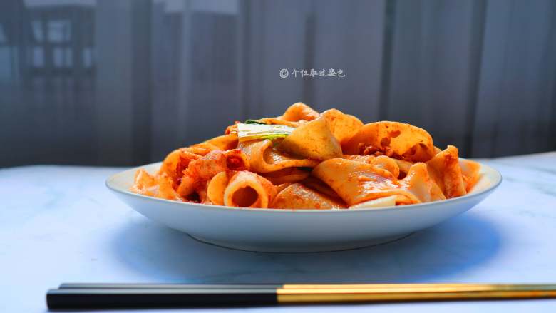 大碗宽面,听到呲呲的声音,马上就能闻到扑鼻的香味了,然后就可以搅拌一下开吃啦