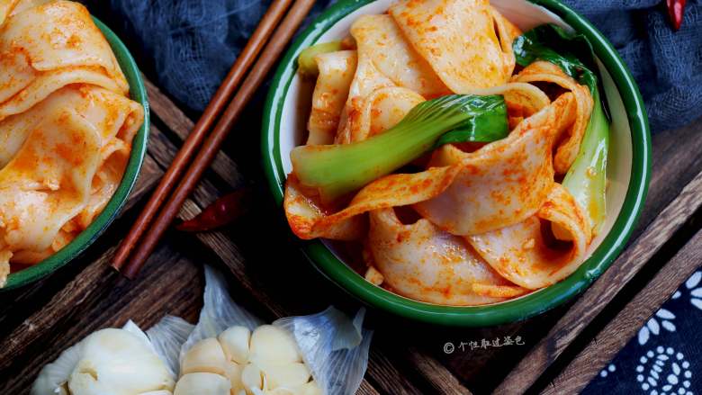 大碗宽面,宽面沾上满满的料,吸溜一条进肚,让你拍手称快,直呼过瘾。