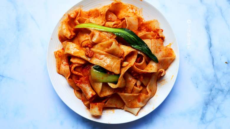 大碗宽面,两面沾上满满的拌料送进嘴里,让你拍手称快,直呼过瘾