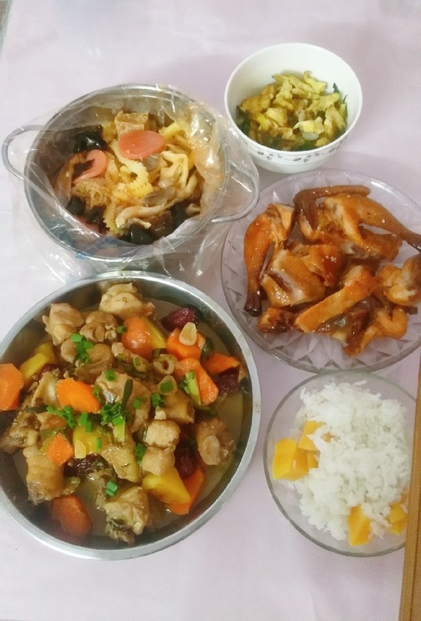 土豆闷鸡块套餐,晚餐,嘿嘿!红薯米饭真的超级好吃,有兴趣的真的可以试试哈