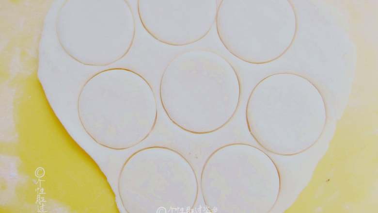 猫爪馒头,白色的面团擀成面片,用圆形模具抠出圆形面片