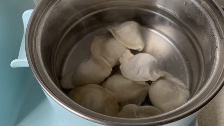 酸汤水饺,水开下水饺,煮5分钟