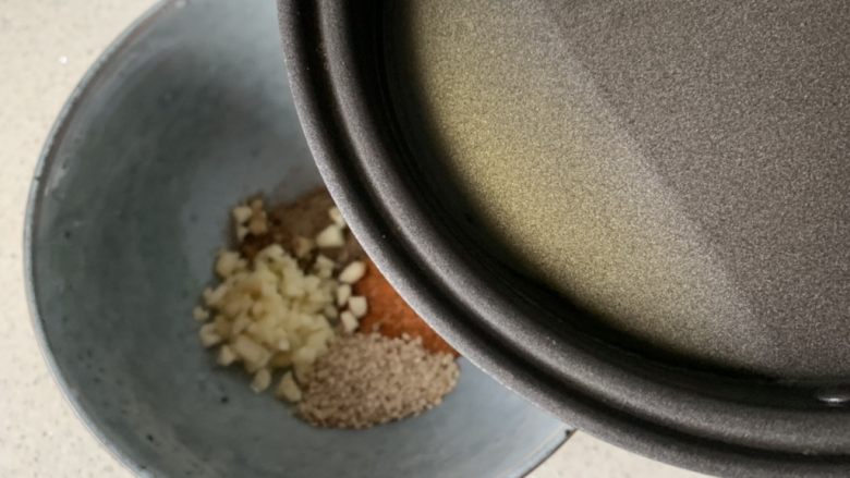 酸汤水饺,倒入照冒烟的热油,激发一下香味