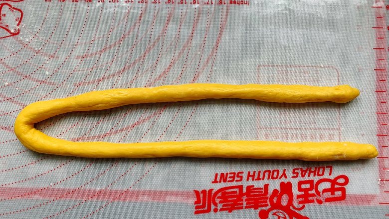 南瓜软麻花,取一个面团搓长,然后对折。