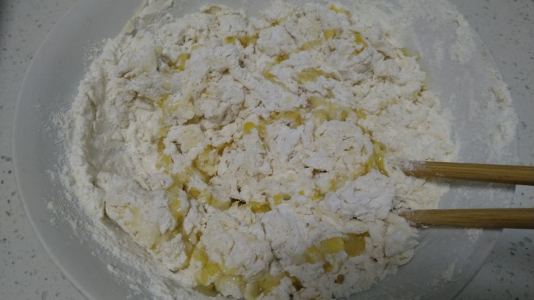 绿豆面包,加入清水搅拌成絮状，加入食用油。