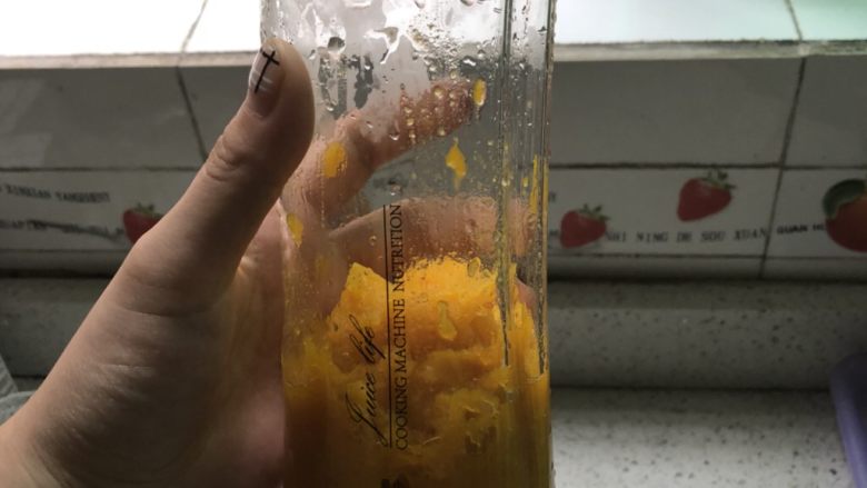 营养早餐之南瓜奶+鸡蛋,把南瓜倒入榨汁杯中